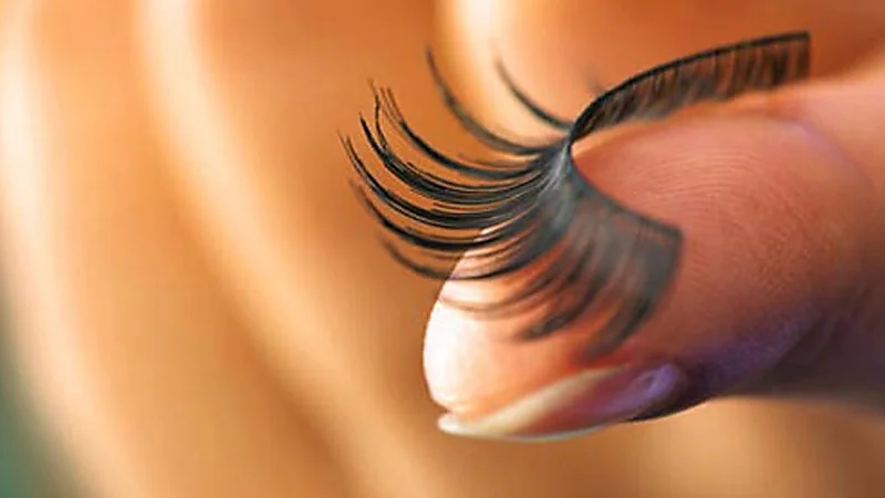 استشاري يحذر من "إزالة الرموش بشكل كامل.. فيديو