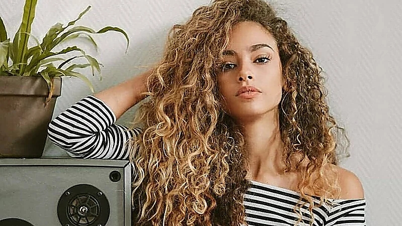 خطوات بسيطة تعيد لشعرك المجعد صحته وجماله الطبيعي