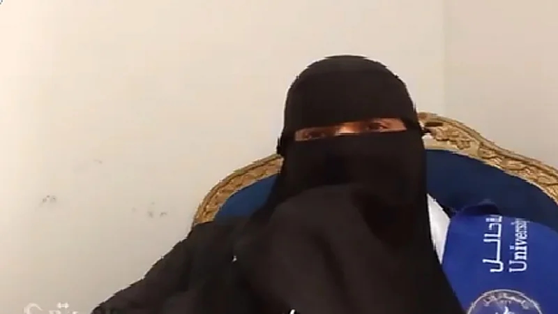 مواطنة تتفوق على بناتها وتنال مرتبة الشرف الأولى .. فيديو