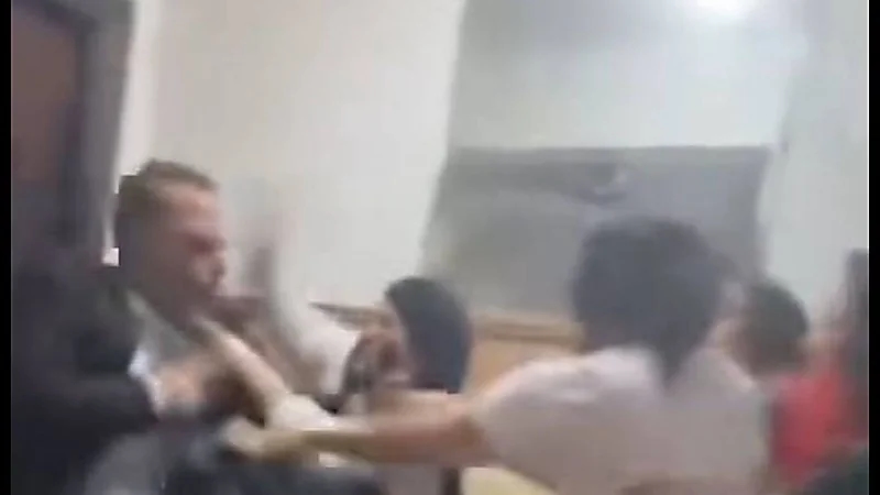 7 فتيات يعتدين على رجل بالضرب المبرح بسبب خلافات حول الجيرة