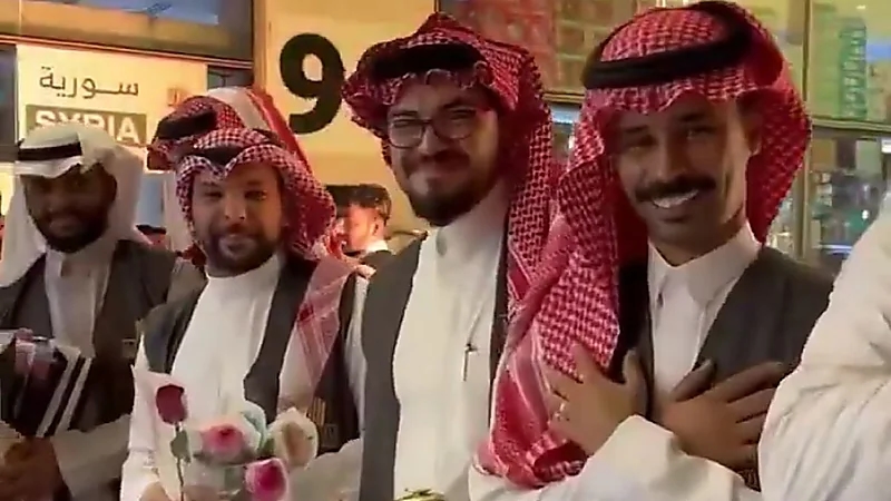 السعوديون يستقبلون الحجاج السوريين بطريقة امتنان سمو ولي العهد.. فيديو