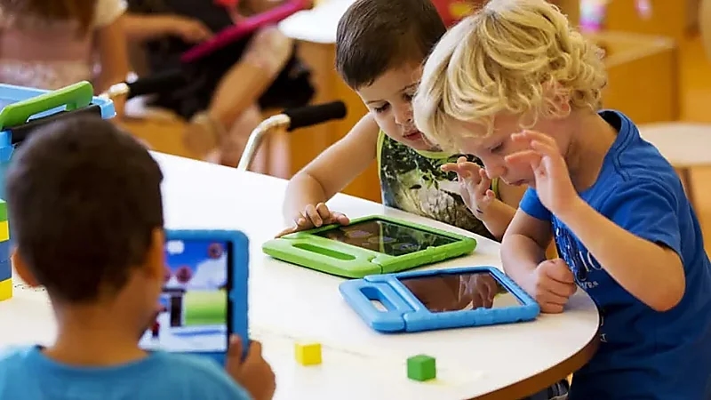 دراسة: استخدام الأطفال لمواقع التواصل يزيد من بالاكتئاب خلال المراهقة