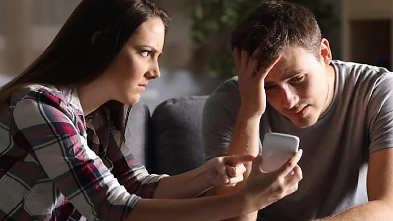 فتاة تخلع زوجها بسبب لايك على فيسبوك