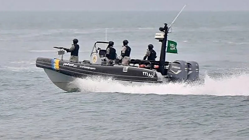 حرس الحدود ينقذ مواطنًا تعطلت واسطته البحرية في عرض البحر بجدة