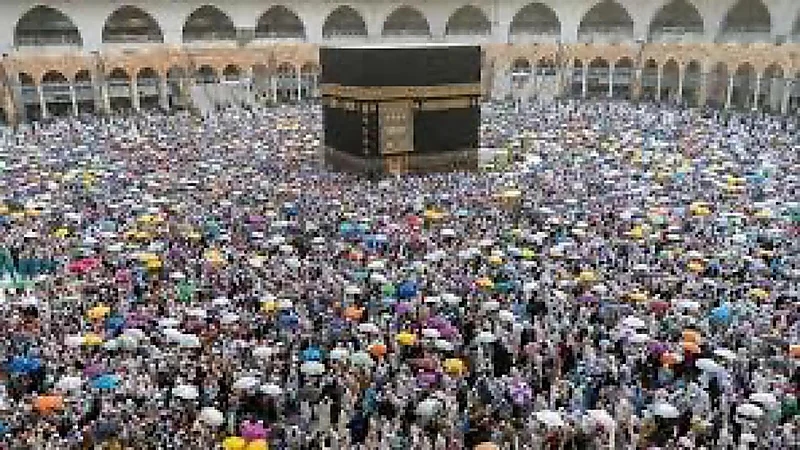 الحجاج يودعون بيت الله ويتمّون مناسكهم بقلوب خاشعة وألسنة تلهج بالشكر والدعاء