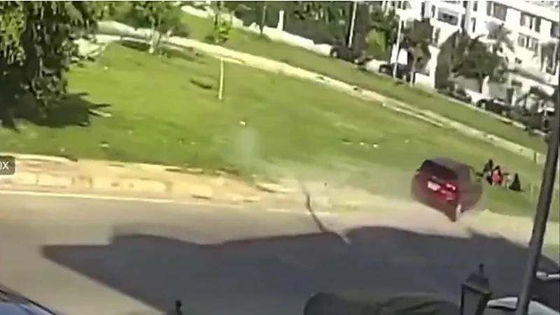 حادث مأساوي: سيارة تدهس أسرة كاملة داخل حديقة عامة (فيديو)