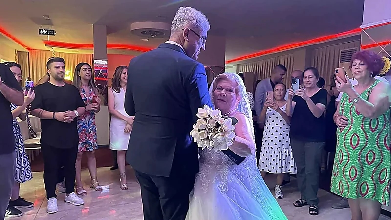 مسنة تركية ترتدي فستان الزفاف قبل أن تودع الحياة إلى الأبد