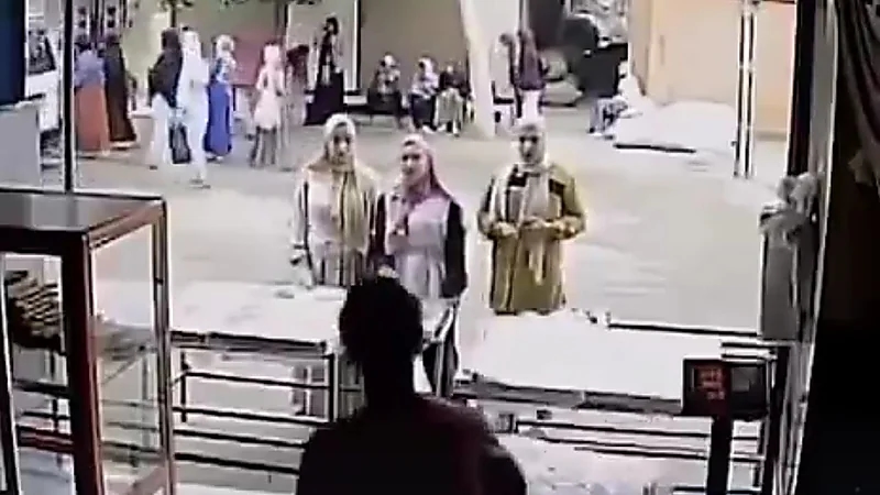 كاميرا مراقبة ترصد اللحظات الأخيرة لفتيات العنب قبل حادث التصادم المروع .. فيديو