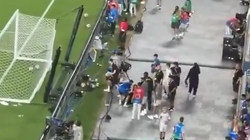نيفيز يطمئن على منظمة في الملعب بعد ارتطام الكرة بها خلال الإحماء .. فيديو