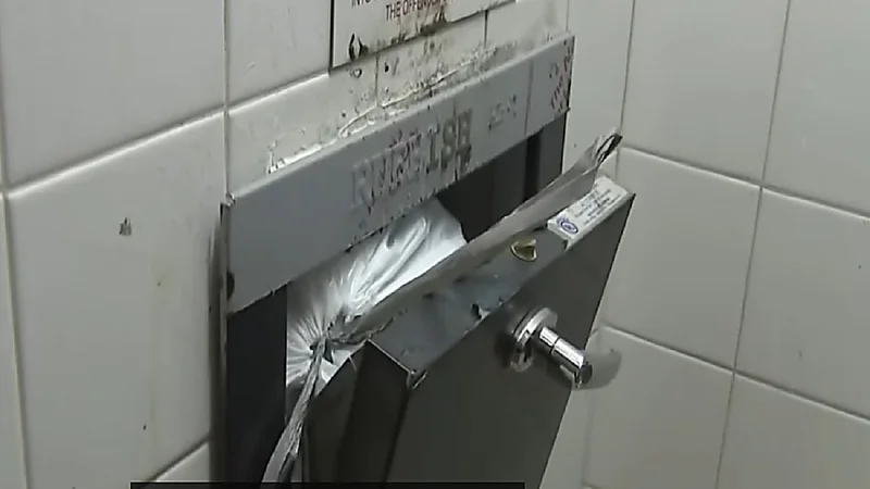 رجل يرمي طفلة في مخرج نفايات .. فيديو