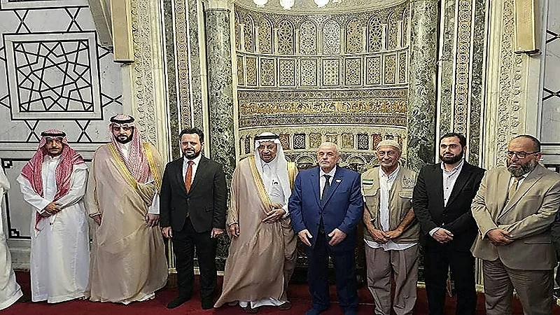 الفالح يصلي في المسجد الأموي خلال زيارته الرسمية إلى دمشق .. صور