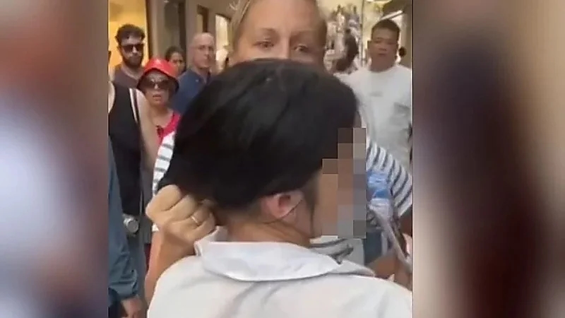 سائحة أمريكية تتصدى بشجاعة لمحاولة سرقة حقيبتها في إيطاليا..فيديو