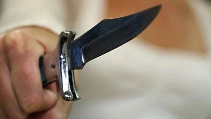 سائق يهاجم زميله بسكين بسبب خلاف على توصيل زبون