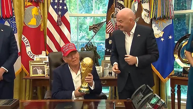 إنفانتينو يقدم كأس العالم لترامب:فقط رئيس الفيفا ورؤساء الدول يستطيعون حمله..فيديو