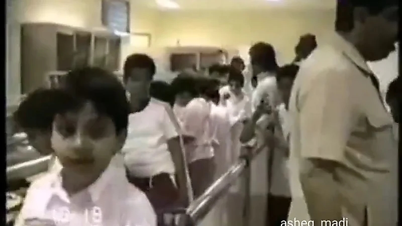 لحظة من فسحة طلاب المدارس في الرياض عام 1991م ..فيديو