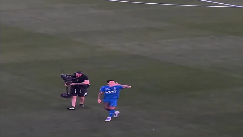 نونيز يحتفل بالقبلات مع جماهير الهلال بعد الفوز .. فيديو