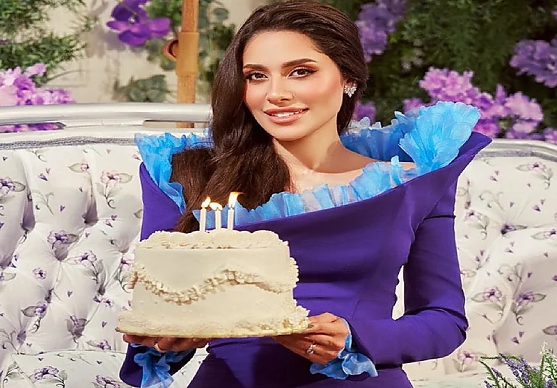 إلهام علي تحتفل بعيد ميلادها… أجواء بنفسجية وكعكة بثلاث شمعات!..فيديو