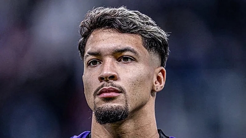 محترف الهلال يقترب من الرحيل