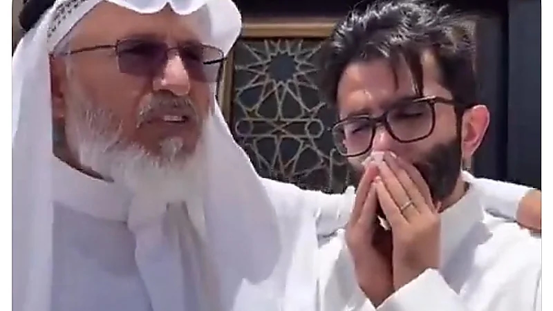 شاب ينهار بالدموع لحظة توديعه لمنزل والده بسبب زواجه.. فيديو