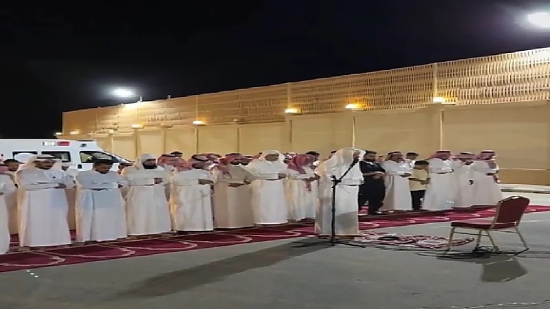 خسوف كلي للقمر وزوار مرصد سدير يؤدون صلاة الخسوف.. فيديو