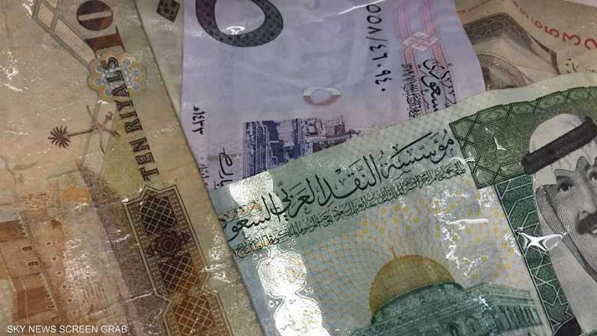 محامٍ: عقوبة إتلاف العملة الورقية السجن وغرامة تصل إلى 10 ألف ريال.. فيديو
