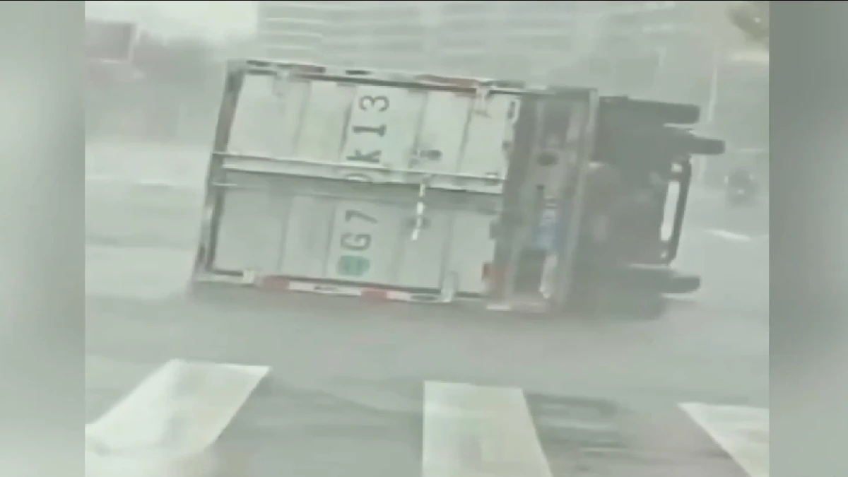 عاصفة قوية تجتاح جنوب الصين.. فيديو