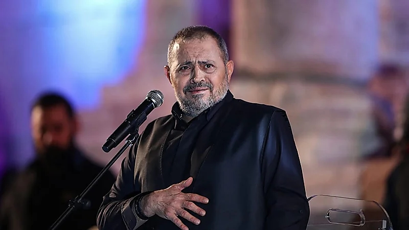 معجبة تقتحم المسرح وتقبل جورج وسوف أمام الجمهور .. صور