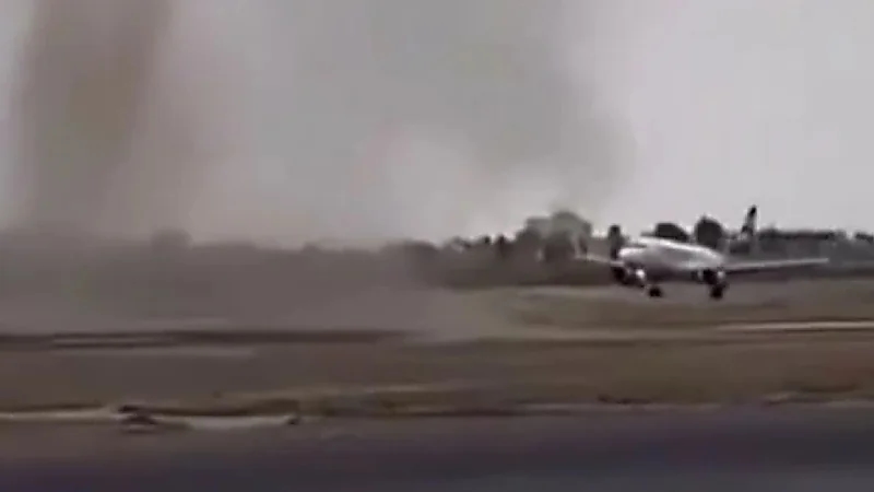 إلغاء هبوط طائرة طيران أديل في آخر لحظة بمطار أبها.. فيديو