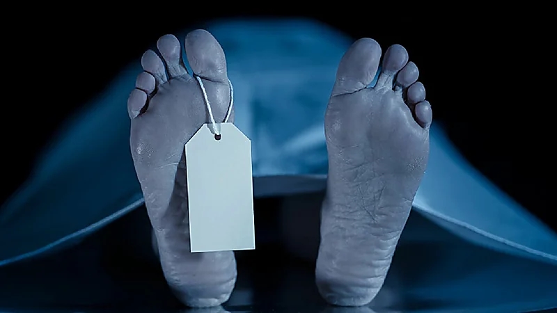 معتل نفسيًا يخنق والدته المسنة بكابل بلاستيكي