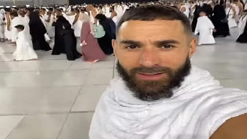 بنزيما يؤدي مناسك العمرة.. فيديو
