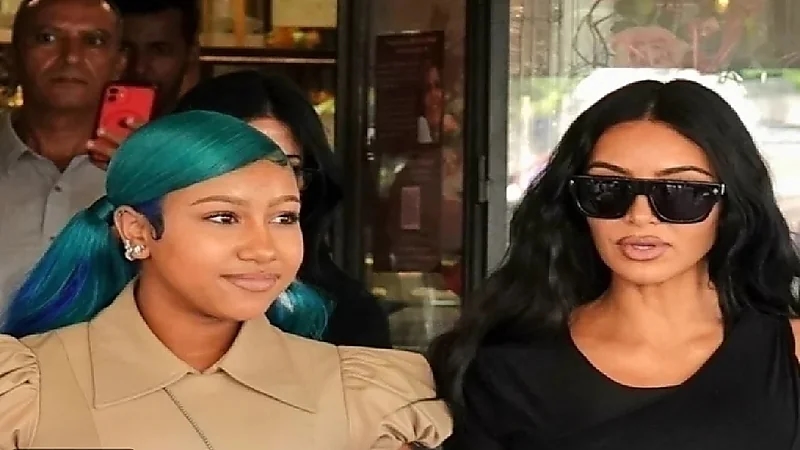 ابنة كيم كارداشيان تثير الجدل بإطلالاتها في روما وميلانو