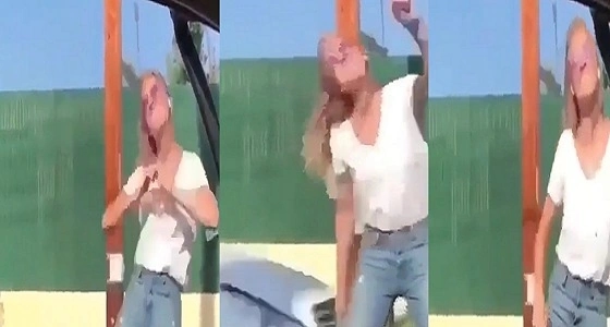 بالفيديو.. سيارة تصدم فتاة أثناء ممارستها تحدي " كيكي "