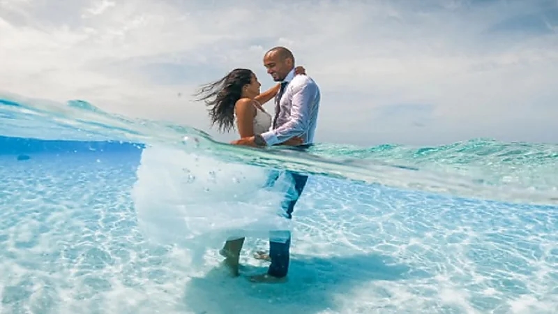 بالصور.. عروسان يحتفلان بزفافهما تحت الماء