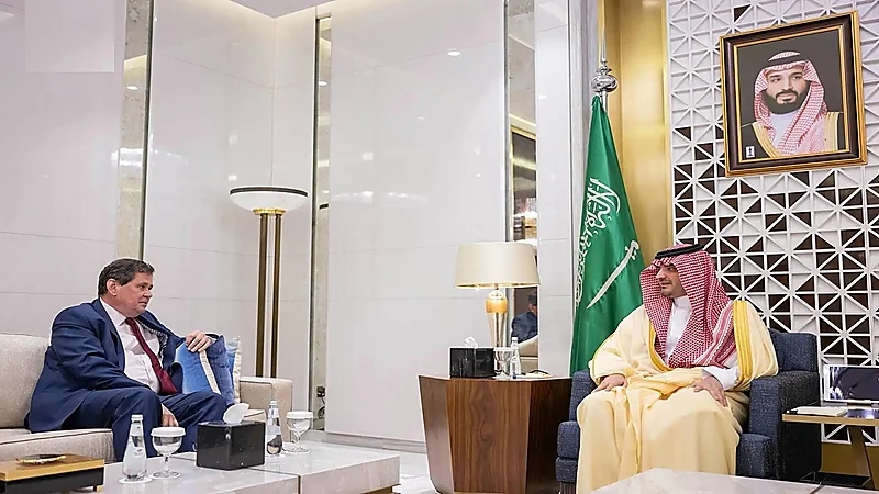 وزير الداخلية يستقبل سفير المملكة المتحدة لدى المملكة