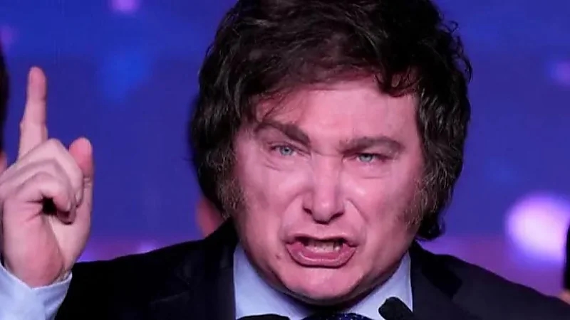 الرئيس الأرجنتيني يتعرض للرشق بالحجارة والزجاجات خلال تجمع انتخابي.. فيديو