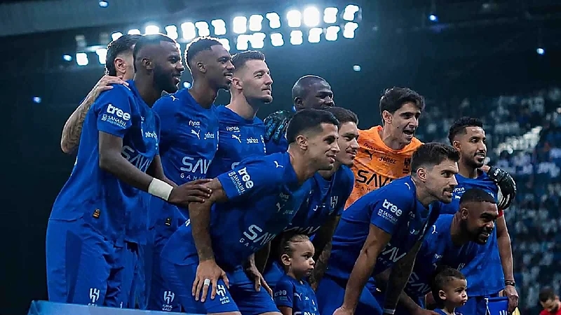 الهلال يغادر إلى جدة لمواجهة الأهلي.. صور