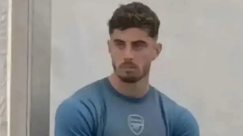 عضلات لاعب آرسنال تلفت الأنظار