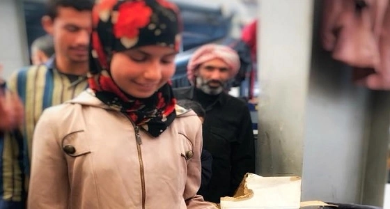 بالصورة.. " قفص حمام " يرافق طفلة سورية رحلة نزوحها