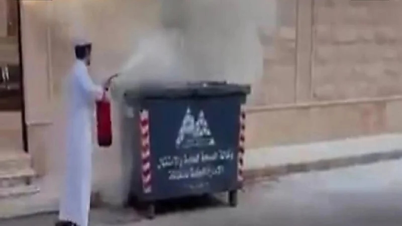 معلم يجازف بحياته لانقاذ مدرسة من حريق بحائل.. صور