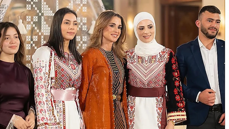 الملكة رانيا بالقفطان الشرقي في حفل افطار رمضاني.. صور