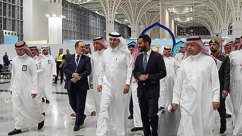 وزير النقل يتفقد مطار المدينة ويتابع سير الأعمال والخطط التشغيلية .. صور