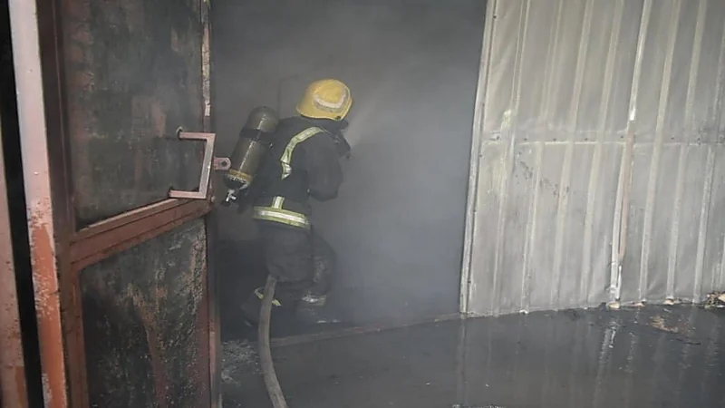 اندلاع حريق في ورشة بالرياض.. صور