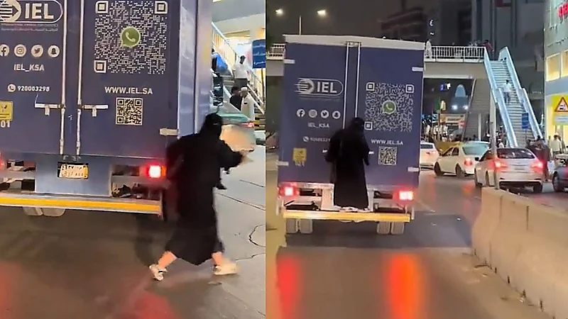 امرأة تتشبث بحافلة تسير على الطريق في بطحاء الرياض .. فيديو