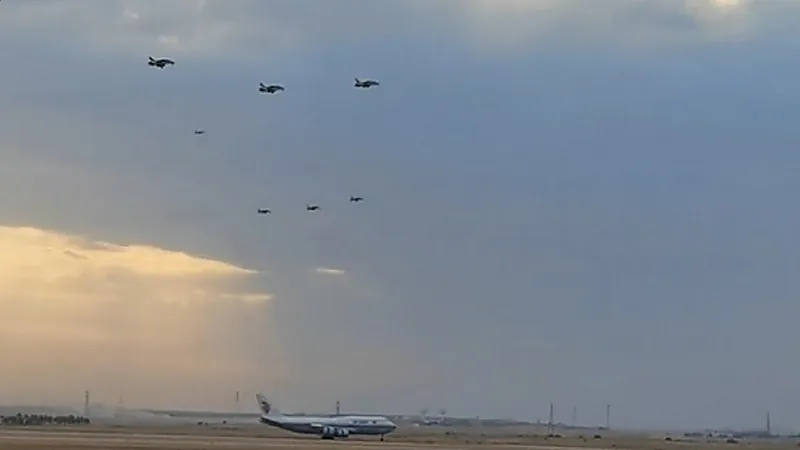 شاهد..المقاتلات السعودية ترافق طائرة الرئيس الصيني لدى هبوطها في الرياض