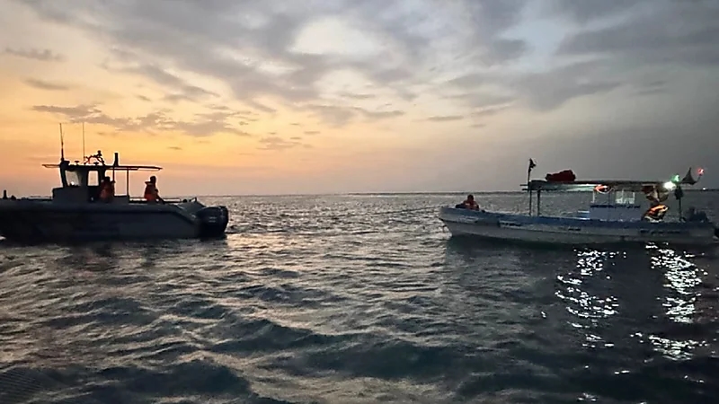 إنقاذ مقيمين تعطلت واسطتهما البحرية في عرض البحر