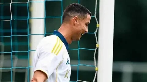 رونالدو يتعرض لموقف محرج قبل ودية تولوز ويتصرف باحترافية.. فيديو