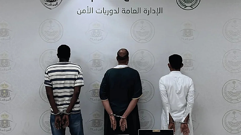 القبض على 3 وافدين لترويجهم لحملات حج وهمية وبيع أساور حج مزورة.. فيديو