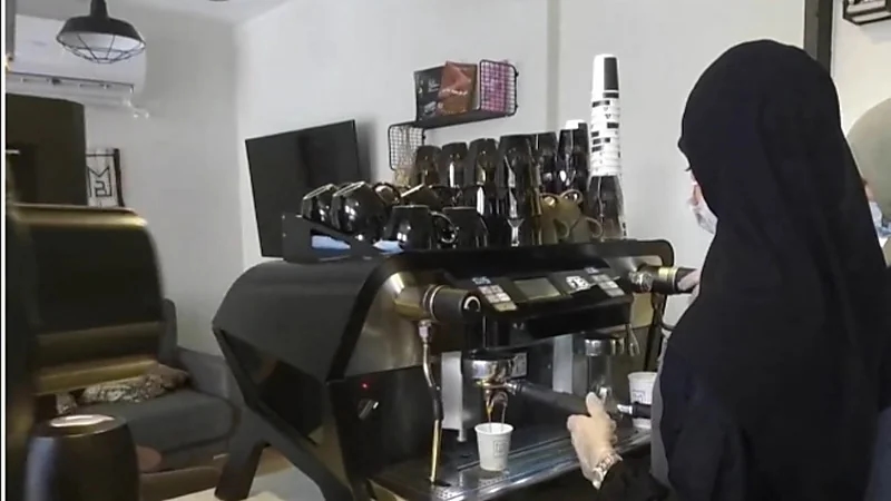 شركات تجبر موظفيها على الوقوف قدماً طوال ساعات عملهم.. فيديو