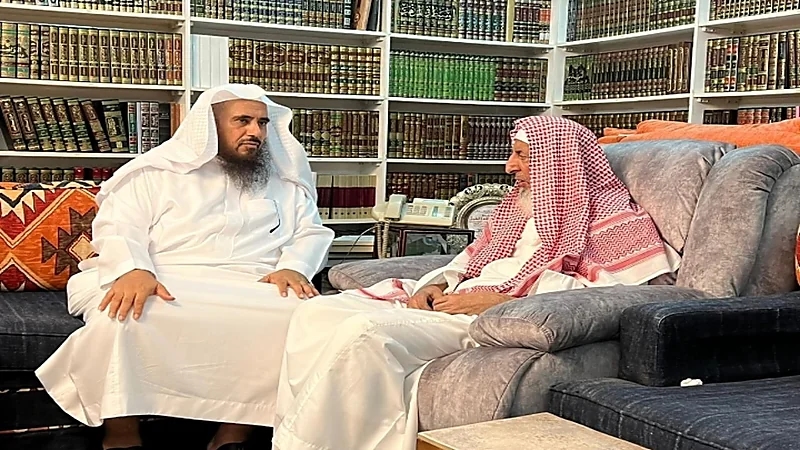 "الخثلان" يزور مفتي المملكة بعد عودته من الحج