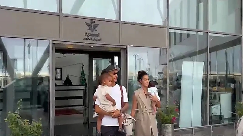 ميلوت يصل إلى جدة برفقة عائلته .. فيديو